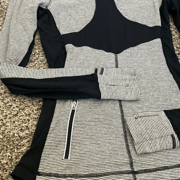 Lululemon 🍋 Base runner 1/2 zip pullover black/white with mesh detail sz 6 - Picture 7 of 7